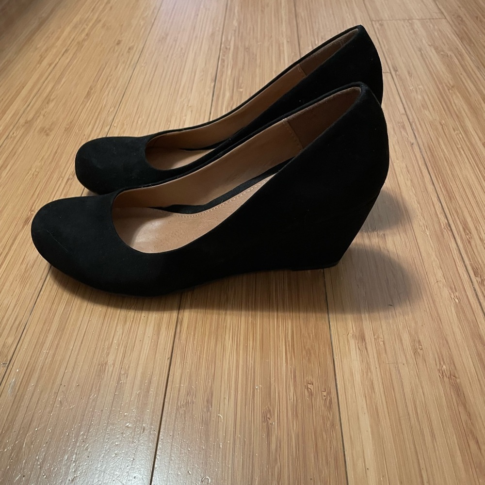 CL by Laundry Size 6 black suede wedge pumps
